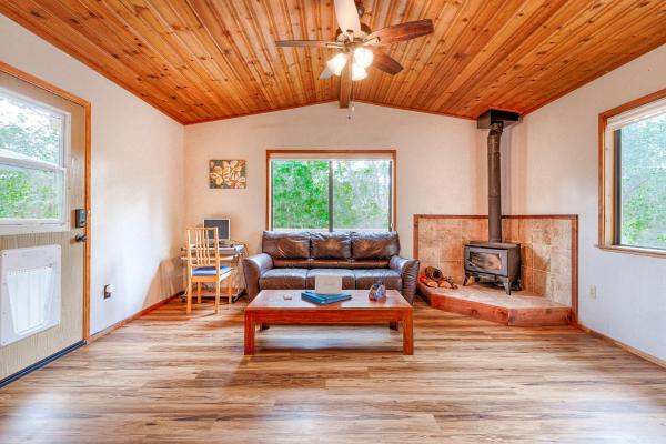 Na fotografii je vidět objekt Petite Chalet with deck near Loch Lomond! nacházející se ve městě Cobb.