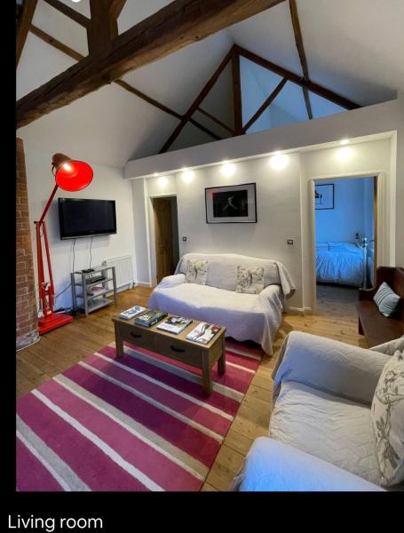 A la foto es mostra l'objecte 300 year old barn conversion situat a la ciutat de Gamston.