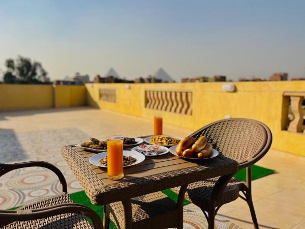 Nella foto è visibile l'oggetto Nefertiti guest house view pyramids situato nella città di Il Cairo.