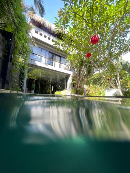 The photo shows the SURFLAB VILLA located in the city of Balian.