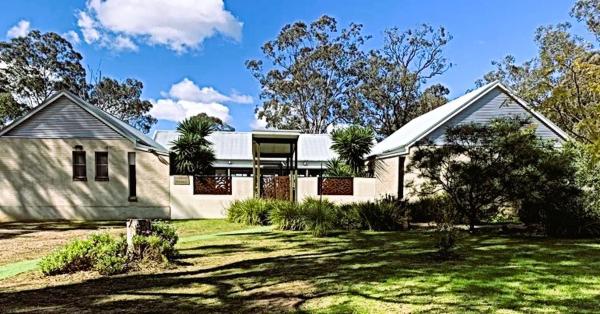A la foto es mostra l'objecte Huge house Your Hunter Valley Wine Staycation ! situat a la ciutat de Pokolbin.
