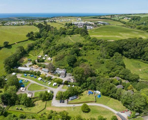 Na zdjęciu widoczny jest obiekt Willow Valley Glamping położony w mieście Bude.
