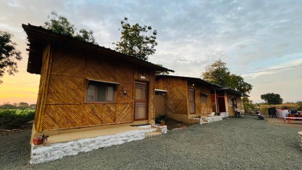På bildet vises objektet Vasant Bamboo Cottage som ligger i byen Dhāmnod.