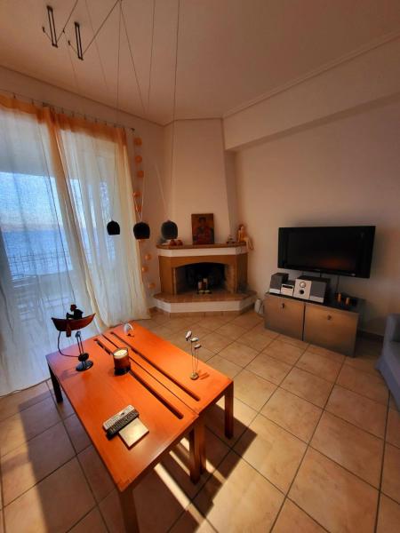 The photo shows the Dilion Guest Apartment located in the city of Dhílesi.