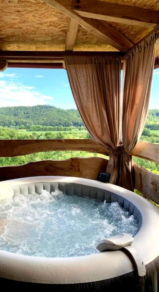 A la foto es mostra l'objecte Holiday home with hot tube, near the river situat a la ciutat de Gračanica.