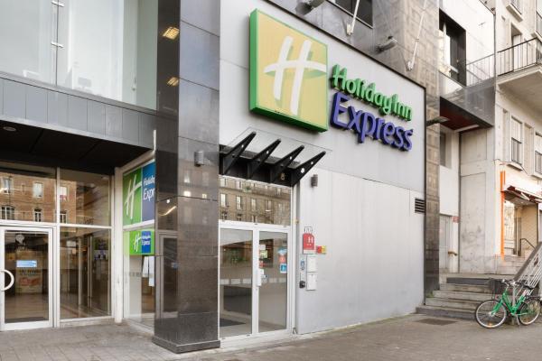 写真にはアミアン市にあるHoliday Inn Express Amiens by IHGが写っています。