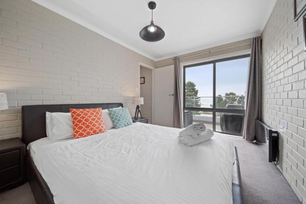 Foto 9: Summit 9 - Stylish 3BR Apartment l Amazing Lake Views l WiFi l BBQ l Air-Con
