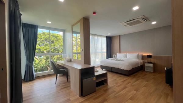 La photo montre l'objet โรงแรมบลอสซั่ม เพชรบูรณ์ Blossom Hotel situé dans la ville de Ban Pak Nam.