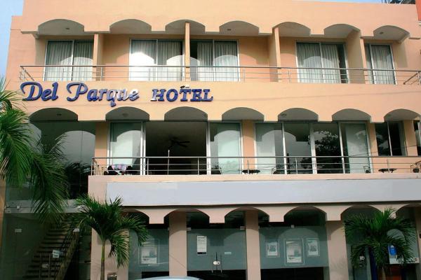 Na zdjęciu widoczny jest obiekt Del Parque Hotel położony w mieście Corozal.