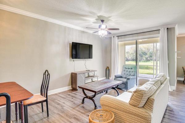 A la foto es mostra l'objecte Palm Coast Townhome with Pool Access about 4 Mi to Beach situat a la ciutat de Bon Terra.