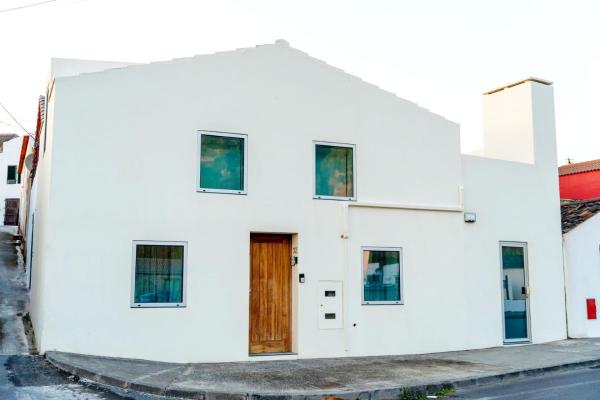 На фото показан объект WelcomeBuddy - Villa Wave N'Sea - Beachfront, расположенный в городе Моштейруш.