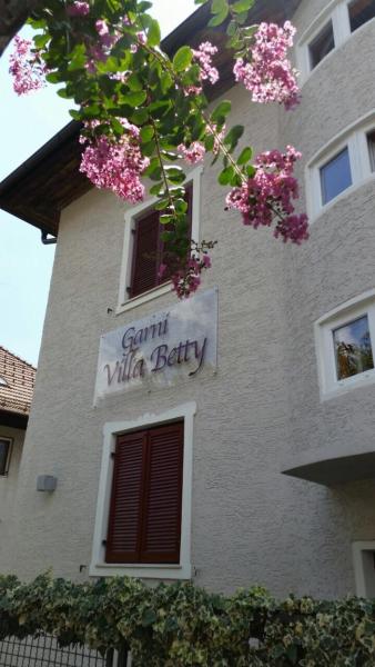 Na zdjęciu widoczny jest obiekt Garni Villa Betty położony w mieście Meran.