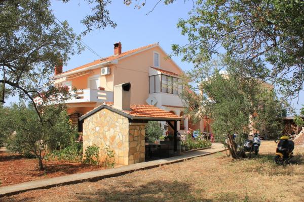 På bilden syns objektet Apartments by the sea Sutomiscica, Ugljan - 912 som ligger i staden Sutomišćica.
