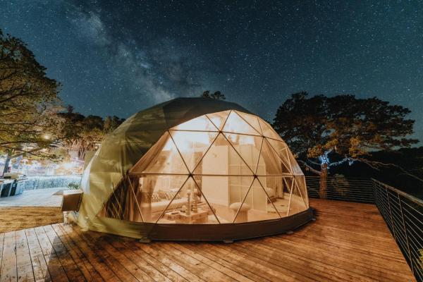A la foto es mostra l'objecte Ona Geo Dome At El Mstico situat a la ciutat de Carrizozo.