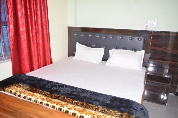 The photo shows the Hotel AV Priya located in the city of Nalanda.