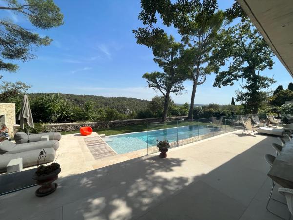Na foto é possível ver o objeto Maison d'Architecte piscine vue exceptionnelle uzès à pied localizado na cidade de Uzès.