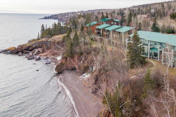 A la foto es mostra l'objecte Ski, Hike, Bike, Relax Tofte Townhome with Deck! situat a la ciutat de Schroeder.