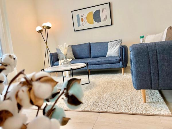 Na fotografii je vidět objekt Elite LUX Holiday Homes - Two Bedroom Apartment Direct Metro Access in Al Furjan, Dubai nacházející se ve městě Dubaj.