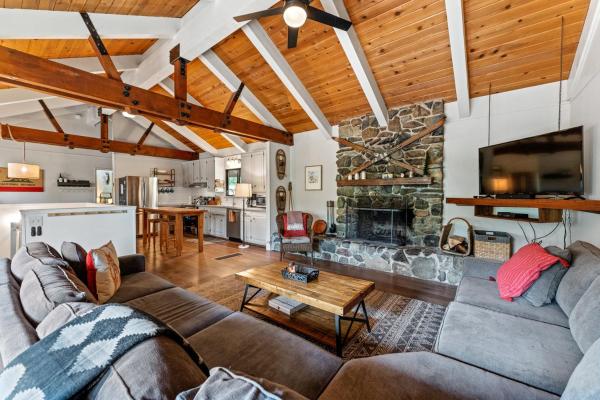 A la foto es mostra l'objecte Trailblazer Chalet at Olympic Valley with Private Hot Tub and Ski Shuttle situat a la ciutat de Alpine Meadows.