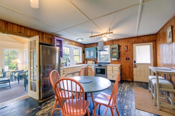Στη φωτογραφία φαίνεται το αντικείμενο Peaceful Atlantic Cottage with Deck and Yard! που βρίσκεται στην πόλη Cedar Island.