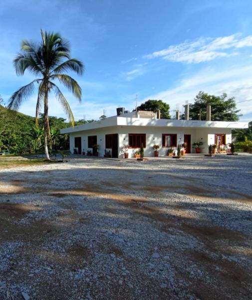 The photo shows the La ceiba casa campestre located in the city of Sonsón.