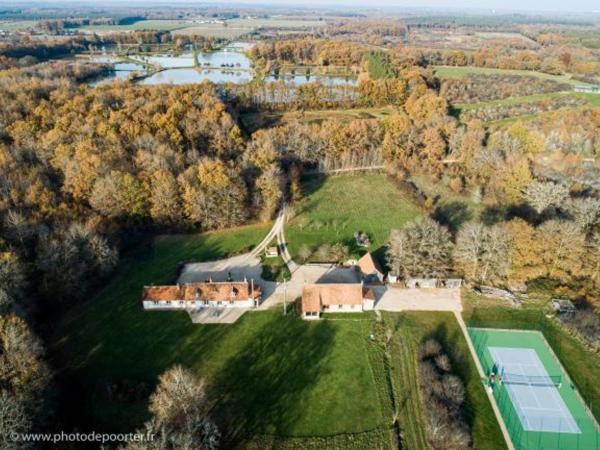 På billedet ses objektet Évasion en Sologne : Gîte PMR, Billard, Tennis & Nature Proche Châteaux de la Loire - FR-1-590-420 beliggende i byen Ardon.