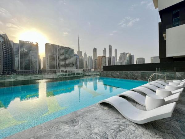 På billedet ses objektet White and gold studio apartment in Binghatti Canal whit pool beliggende i byen Dubai.