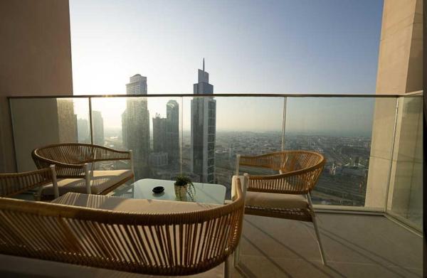Oraya - Chic 2BR Apt in Downtown Dubai With City Views, Dubai