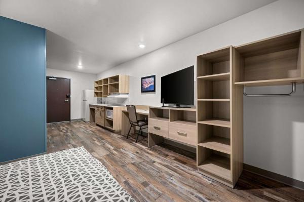 På billedet ses objektet WoodSpring Suites Dearborn Detroit beliggende i byen Dearborn.