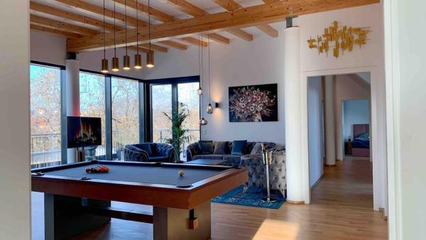 A la foto es mostra l'objecte Luxury Penthouse Jacuzzi, Pool Table, Bbq & Desks situat a la ciutat de Berlín.