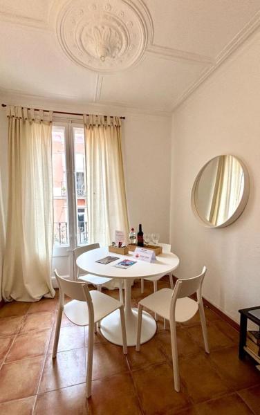 Cozy Ploblesec Apartment, Barcelona