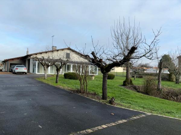 På billedet ses objektet Les clés de Jonzacconciergerie, Villa les oiseaux beliggende i byen Jonzac.