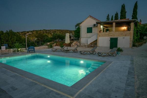 Na zdjęciu widoczny jest obiekt Family friendly house with a swimming pool Bobovisca, Brac - 21663 położony w mieście Ložišće.