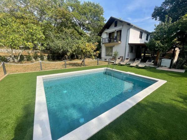 Na zdjęciu widoczny jest obiekt Vacation home with private swimming pool położony w mieście Grižane.