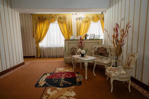 A la foto es mostra l'objecte Hotel Grandoria situat a la ciutat de Râmnicu Vâlcea.