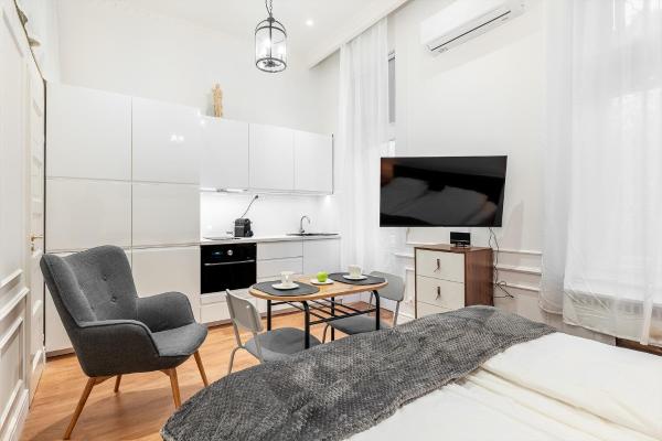 Kuva 1: Classical mini studio with a modern touch!