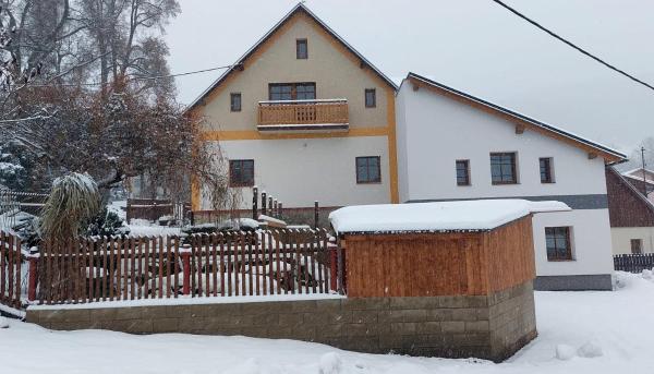 På billedet ses objektet Chalupa a apartmány Marika beliggende i byen Černý Dŭl.
