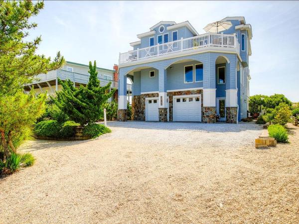 A la foto es mostra l'objecte Beautifully Renovated Ocean Front Home In Harvey Cedars situat a la ciutat de Harvey Cedars.