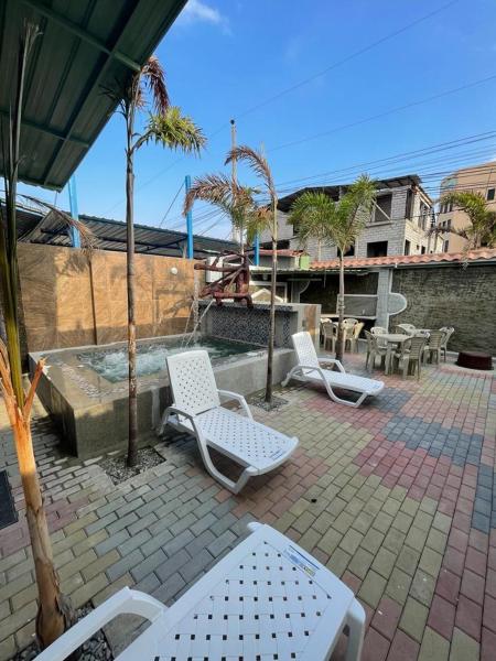 The photo shows the Casa Halley #6 con vista al mar located in the city of Playas.