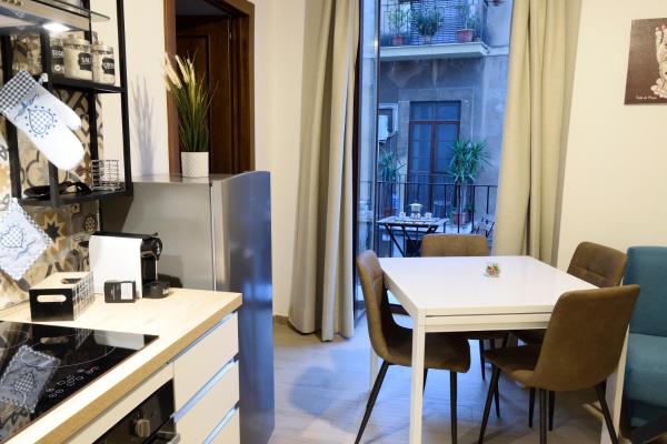 A la foto es mostra l'objecte la casa di carta al duomo situat a la ciutat de Catània.