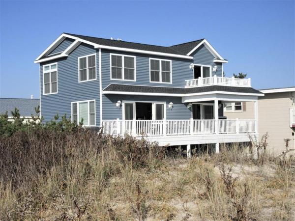 Na zdjęciu widoczny jest obiekt Beautifully Renovated First Floor Ocean Front Duplex położony w mieście Beach Haven.