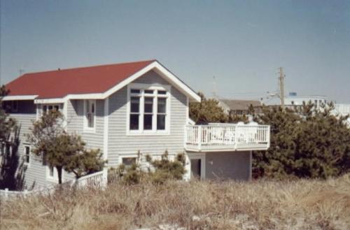 Na fotografii je vidět objekt Quaint Oceanfront House, Nantucket Meets Lbi nacházející se ve městě North Beach.