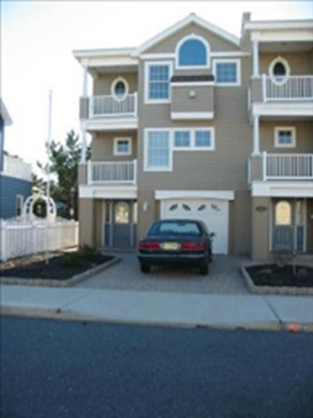 Na zdjęciu widoczny jest obiekt Beautiful Ocean Block Townhouse położony w mieście Beach Haven.