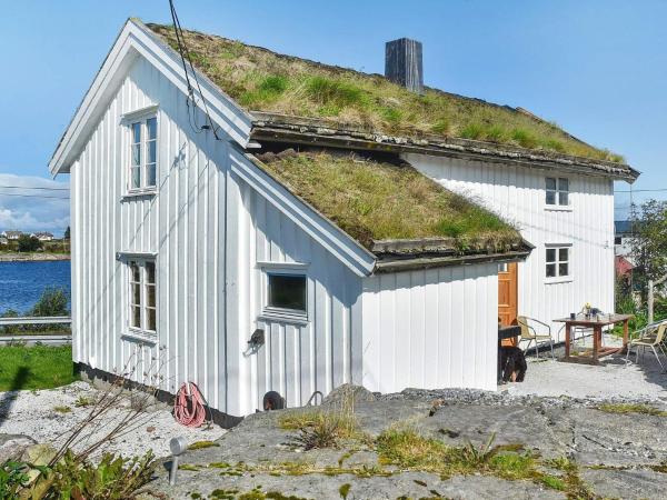 På billedet ses objektet 7 person holiday home in Averøy-By Traum beliggende i byen Søfstad.
