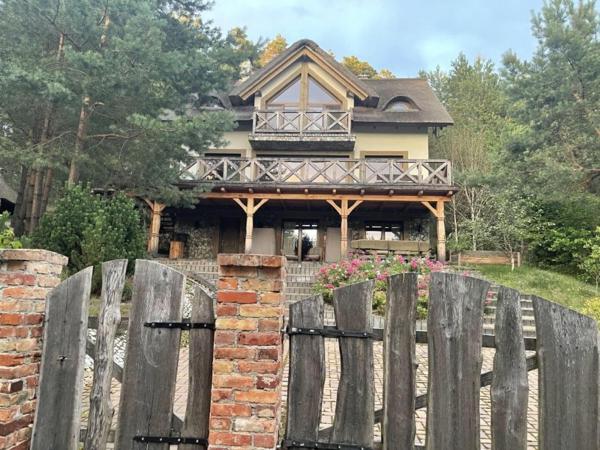 写真にはPłęsno市にあるApartament na skarpie z widokiem na jezioro Swornegacieが写っています。