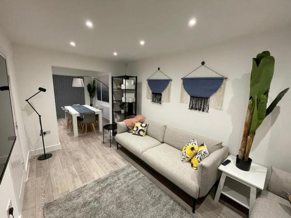 New 4 bedrm house! Parking. 10min to City / Etihad, Manchester