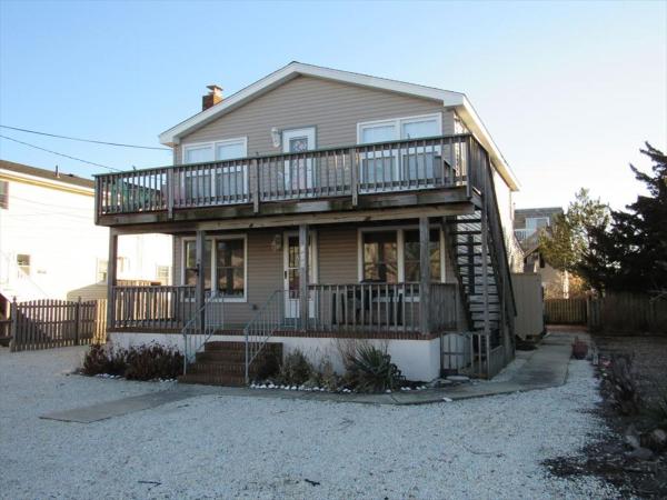 Na zdjęciu widoczny jest obiekt Roomy Bayside Duplex- 2 Full Baths położony w mieście Beach Haven.