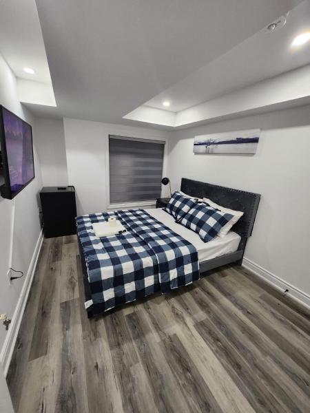 A la foto es mostra l'objecte New Modern room in Innisfil situat a la ciutat de Innisfil.