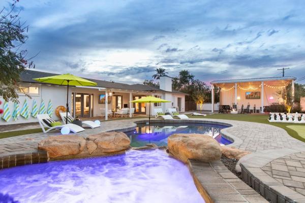 På billedet ses objektet Hotel Homes - The Camelback Manor beliggende i byen Phoenix.
