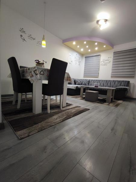 The photo shows the Stan na dan Apartman KRISFIL Prnjavor located in the city of Kulaši.